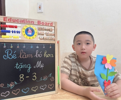 Tấm thiệp 8/3 đầu tiên của bé Nguyễn Trí Đức